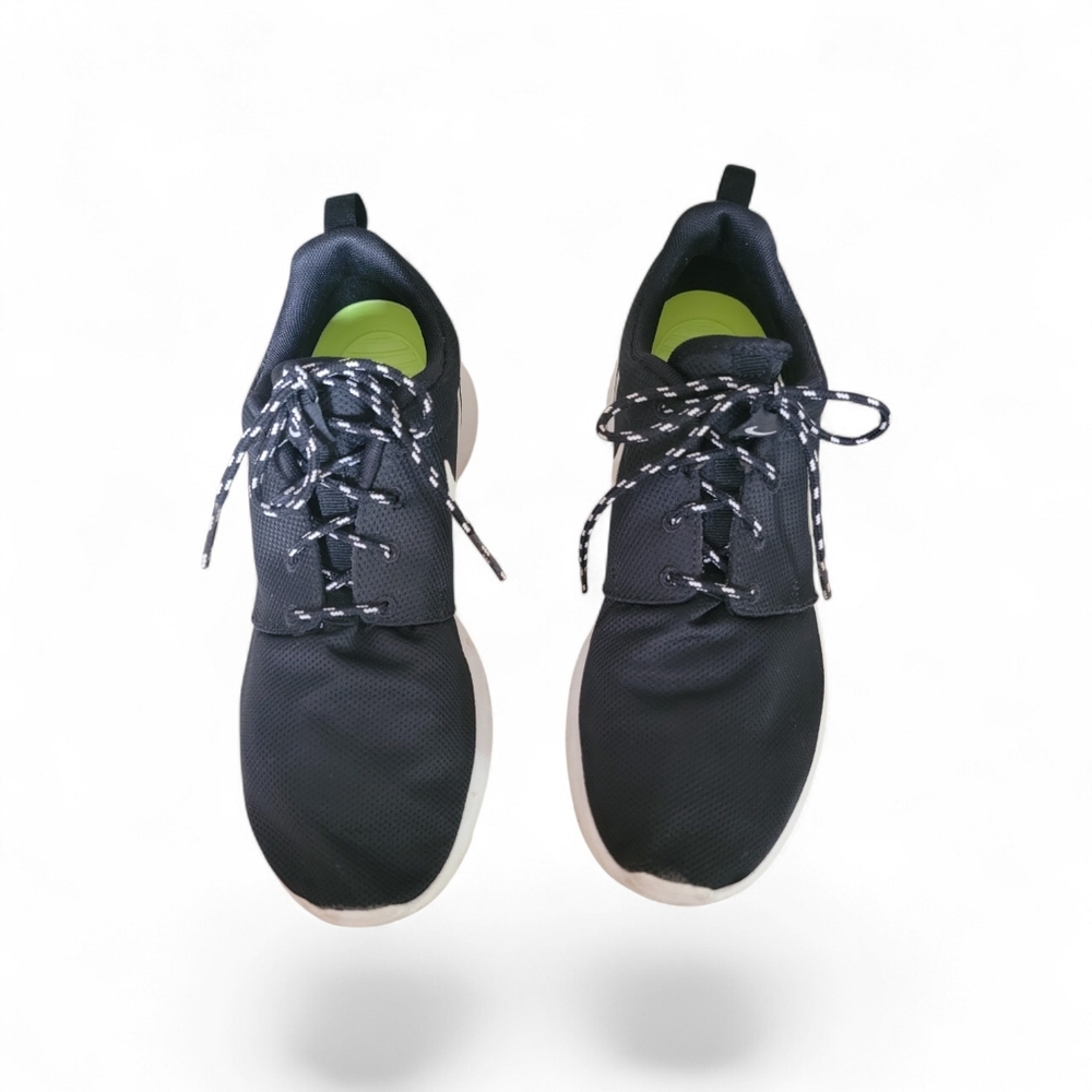 Nike Roshe One Women's Sneakers in Black & White. Size 7.5 Good Condition - Picture 4 of 16